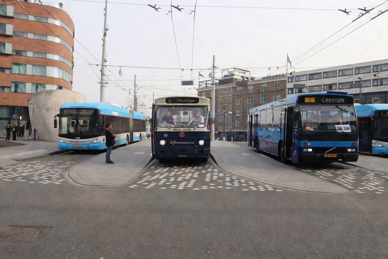 Rondrit met museumbussen door Arnhem